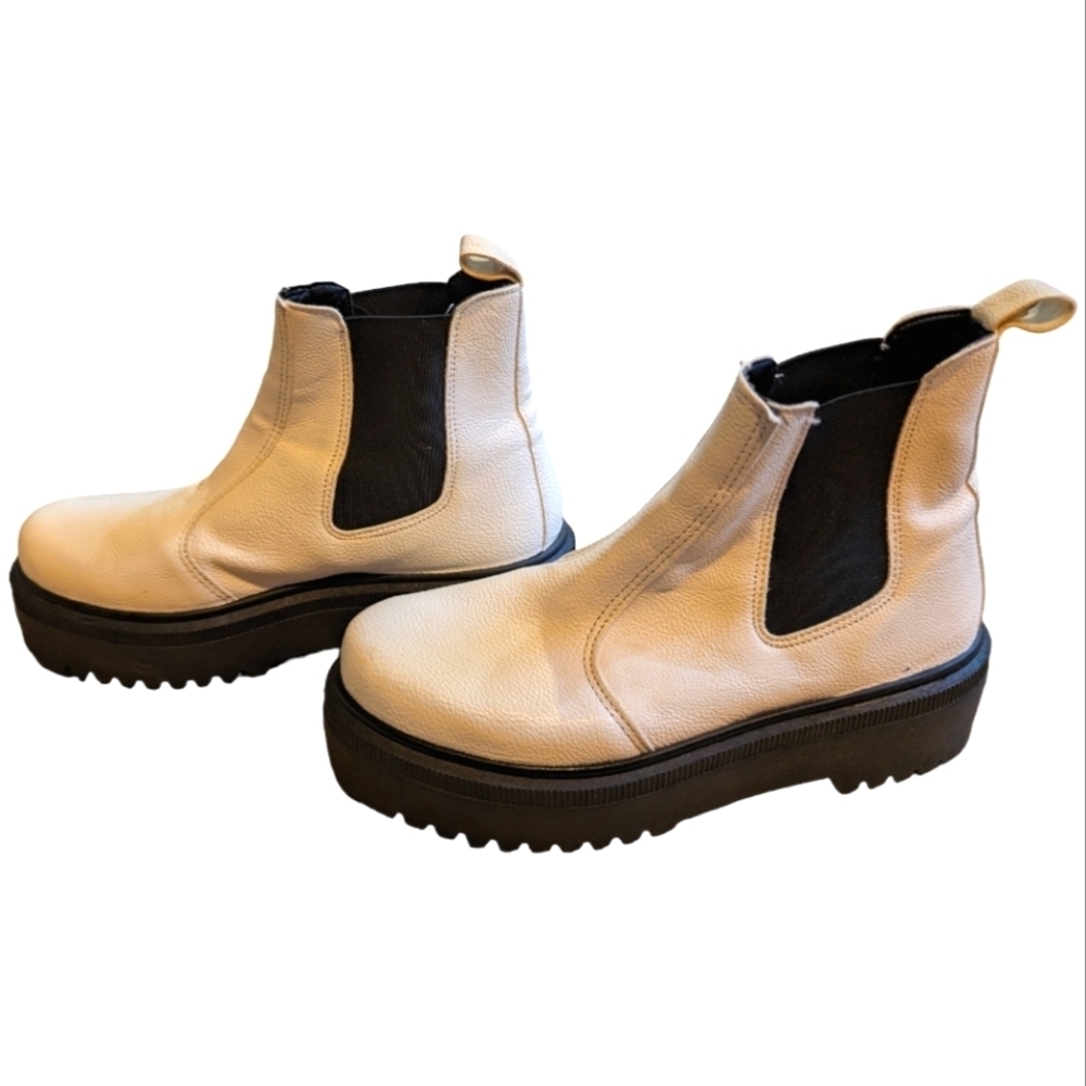 Urban Outfitters Chelsea chunky white boot Size 6 Trendy